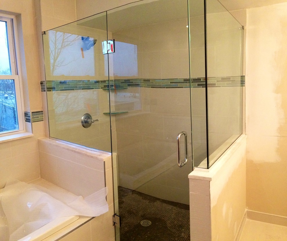 Modelo de cuarto de baño principal clásico renovado de tamaño medio con ducha empotrada y baldosas y/o azulejos beige