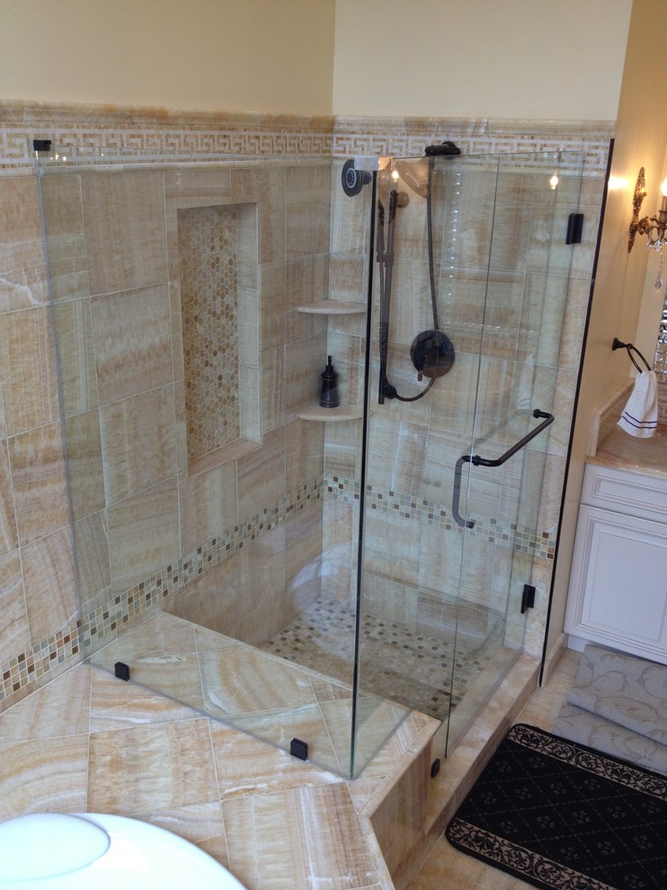 Cette image montre une salle de bain traditionnelle de taille moyenne avec une douche d'angle, un carrelage beige, mosaïque et un mur beige.