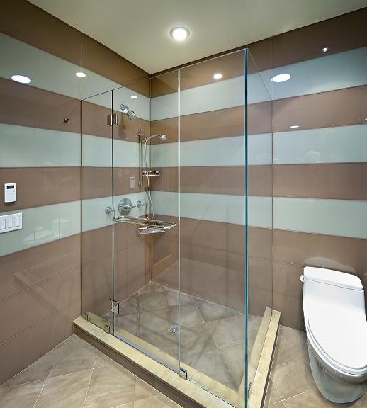 Ejemplo de cuarto de baño infantil moderno grande con ducha esquinera, baldosas y/o azulejos multicolor, paredes multicolor y suelo de pizarra