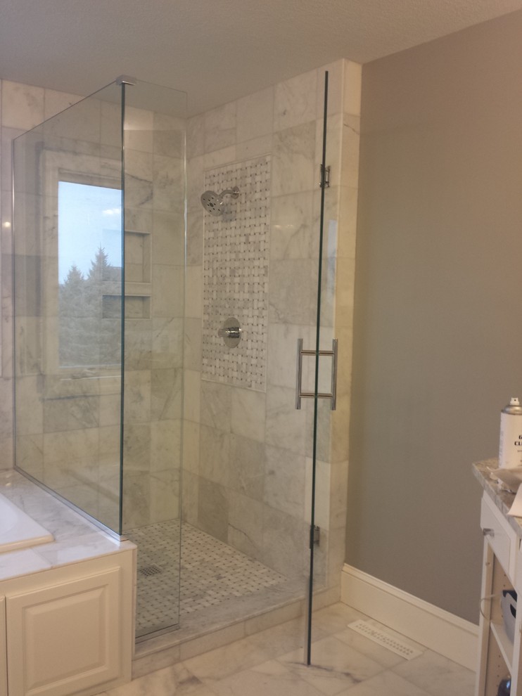 Imagen de cuarto de baño principal actual con ducha esquinera, ducha con puerta con bisagras, bañera encastrada, paredes beige, lavabo bajoencimera y suelo beige