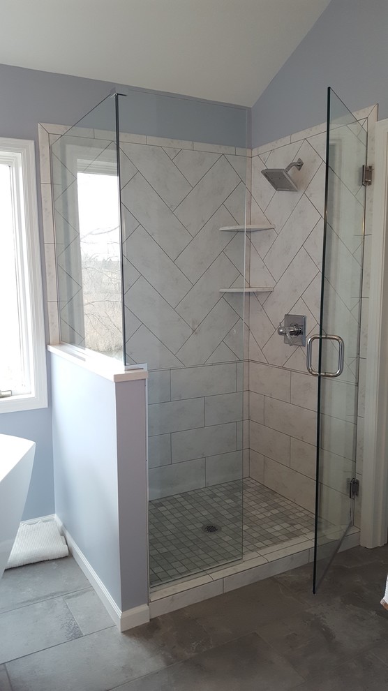 Modernes Badezimmer En Suite mit Eckdusche, Falttür-Duschabtrennung, Schrankfronten im Shaker-Stil, weißen Schränken, freistehender Badewanne, weißen Fliesen, grauer Wandfarbe, Unterbauwaschbecken und grauem Boden in Minneapolis