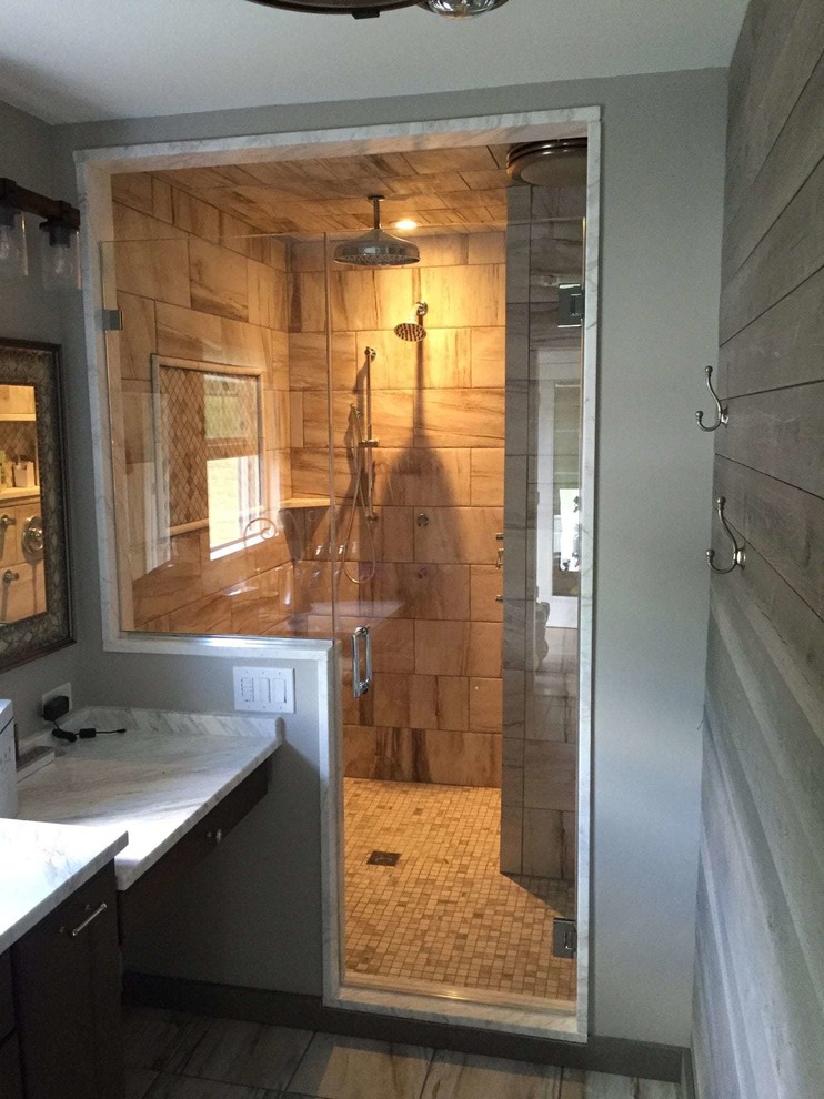 Modelo de cuarto de baño principal contemporáneo pequeño con ducha con puerta con bisagras
