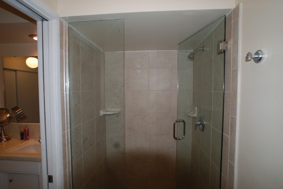 На фото: маленькая ванная комната в классическом стиле с душем в нише, раздельным унитазом, бежевой плиткой, керамической плиткой, белыми стенами, полом из керамической плитки и душевой кабиной для на участке и в саду с