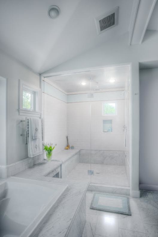 Idee per una stanza da bagno padronale shabby-chic style di medie dimensioni con top in marmo, vasca ad angolo, doccia alcova, piastrelle bianche, piastrelle diamantate, pareti bianche e pavimento in marmo
