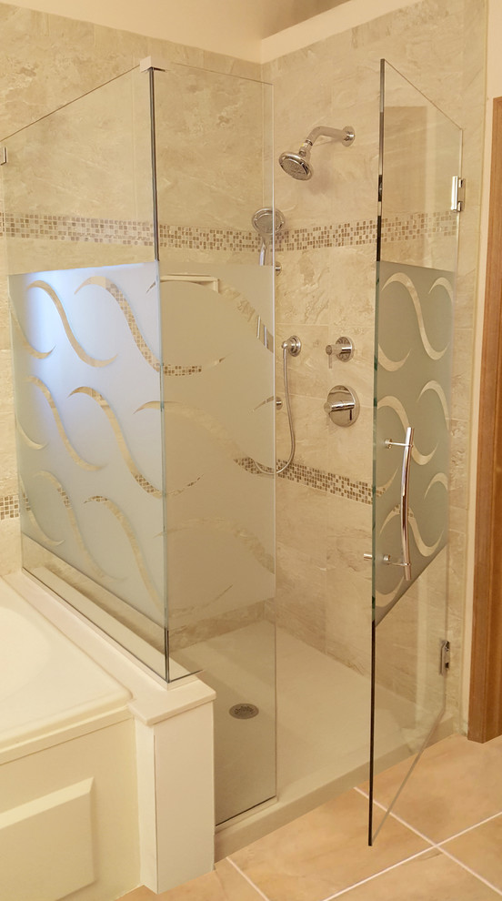 Foto de cuarto de baño principal clásico renovado con ducha esquinera y ducha con puerta con bisagras