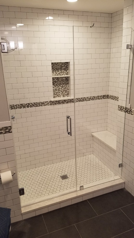 Exemple d'une douche en alcôve principale tendance de taille moyenne avec un carrelage beige, du carrelage en marbre, un mur blanc, un sol en carrelage de céramique, un sol blanc et une cabine de douche à porte battante.