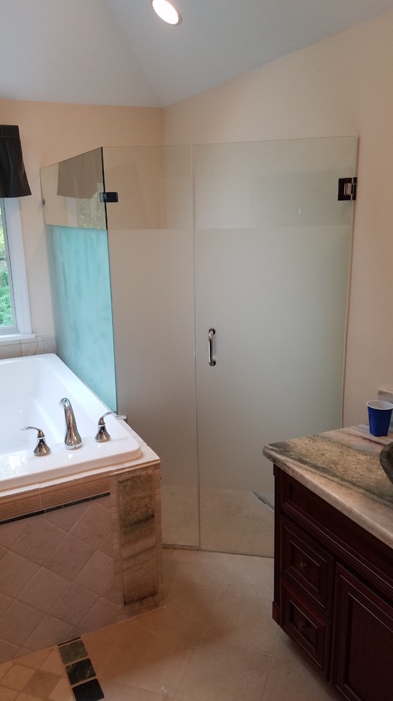 Foto på ett mellanstort funkis beige en-suite badrum, med en hörndusch, en toalettstol med hel cisternkåpa, grå kakel, keramikplattor, gula väggar, travertin golv, ett piedestal handfat, vitt golv och dusch med gångjärnsdörr