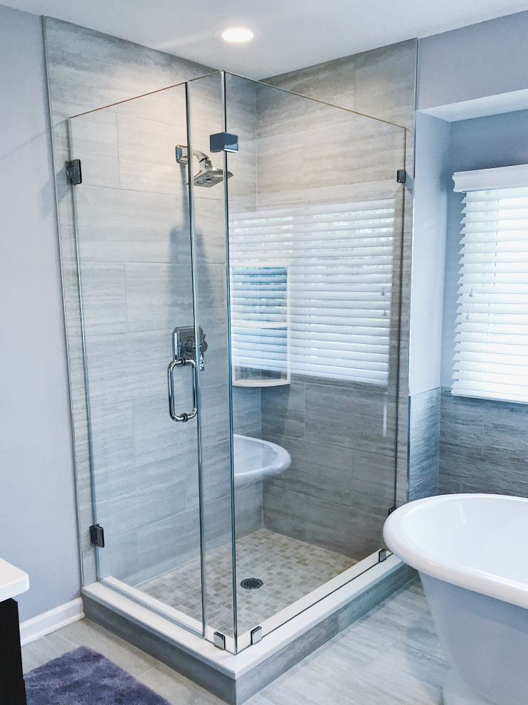 Свежая идея для дизайна: главная ванная комната среднего размера в стиле ретро с ванной на ножках и душем над ванной - отличное фото интерьера