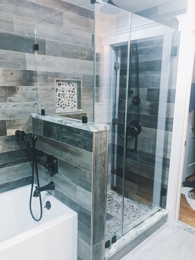 Idée de décoration pour une salle de bain principale vintage de taille moyenne avec une baignoire sur pieds et un combiné douche/baignoire.