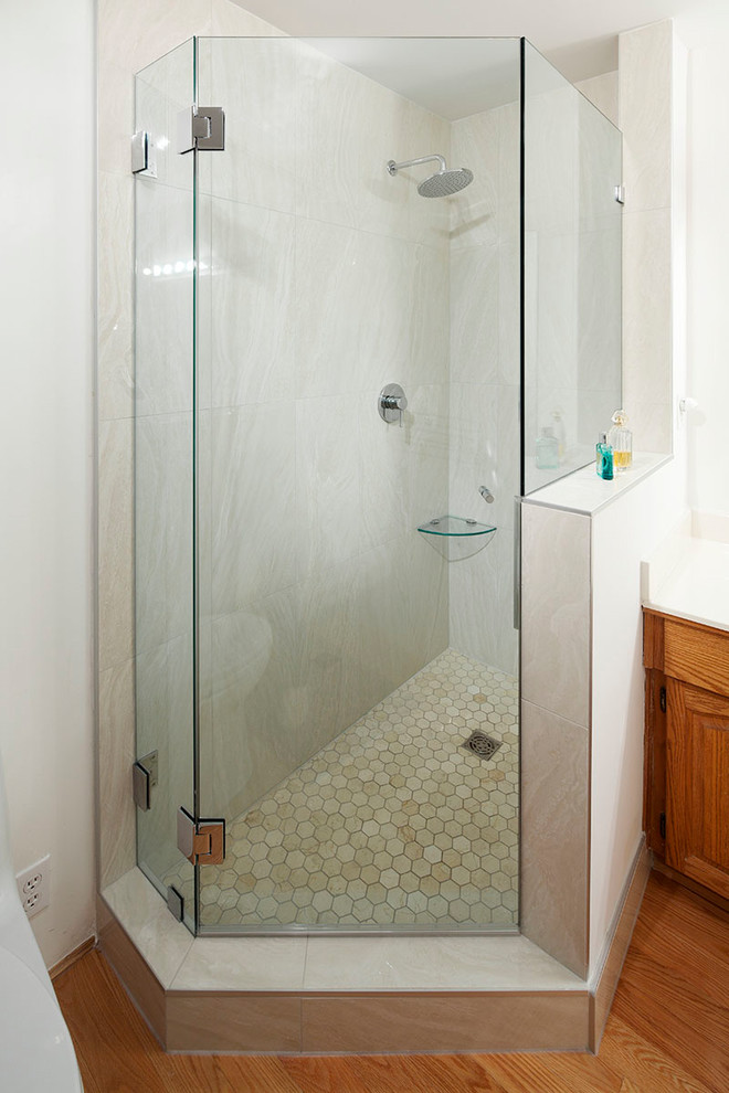 Diseño de cuarto de baño principal moderno pequeño con ducha empotrada, baldosas y/o azulejos beige, baldosas y/o azulejos de porcelana, suelo de mármol, suelo beige y ducha con puerta con bisagras