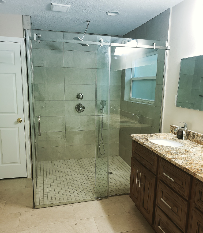 This is an example of a modern bathroom in Orlando.