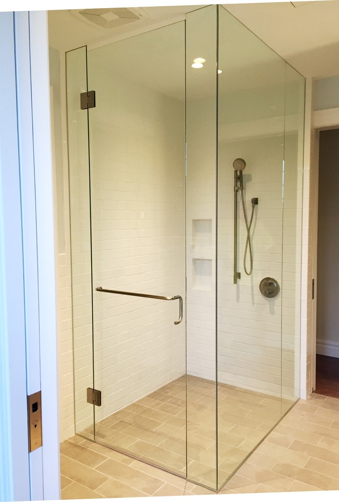 Modelo de cuarto de baño principal contemporáneo con ducha esquinera, paredes blancas y ducha con puerta con bisagras