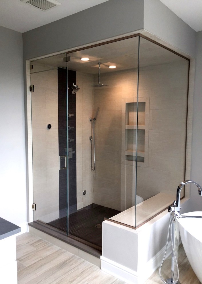Ispirazione per una grande stanza da bagno padronale contemporanea con doccia ad angolo e porta doccia a battente