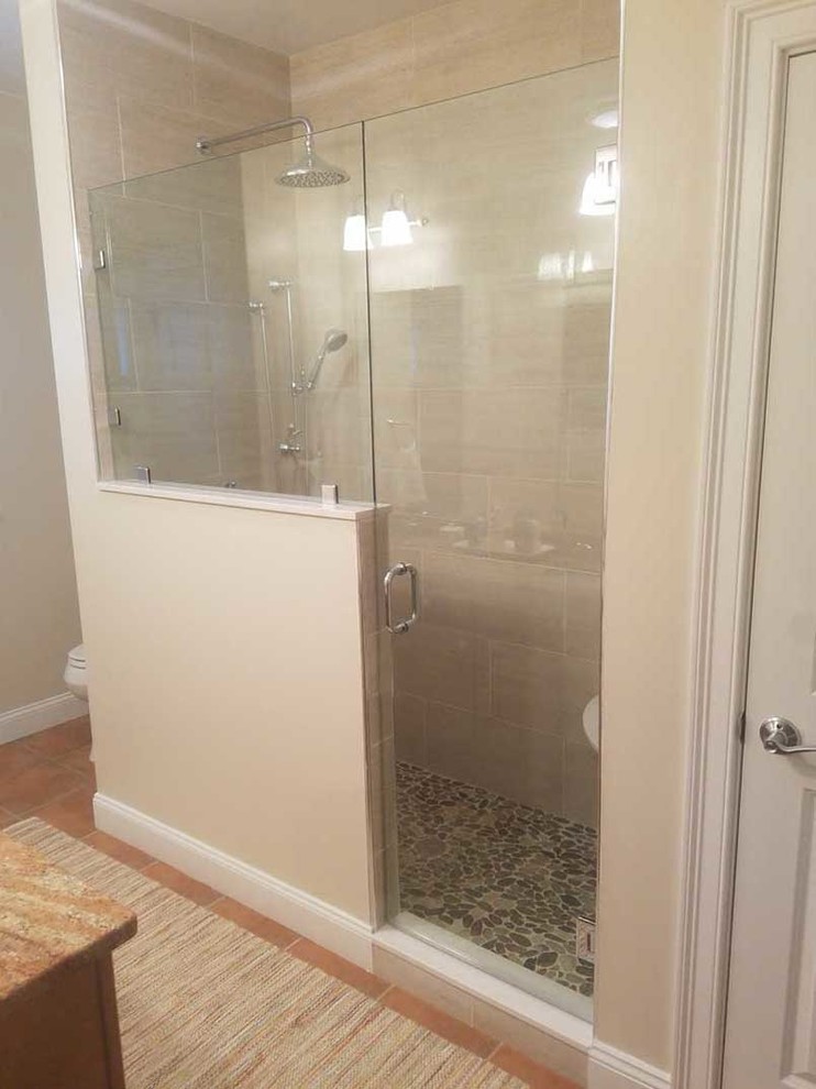 Ejemplo de cuarto de baño moderno con ducha con puerta con bisagras