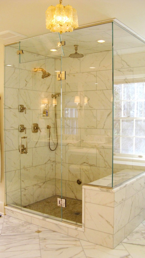 Foto på ett mycket stort badrum, med en dusch i en alkov och dusch med gångjärnsdörr