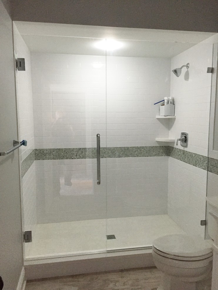 Badezimmer mit Duschnische und Falttür-Duschabtrennung in Sonstige