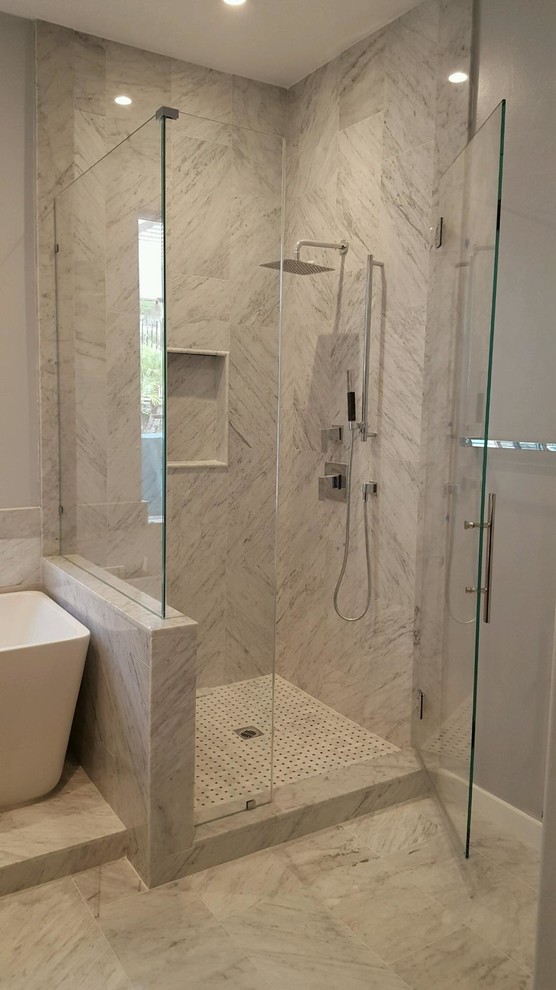 Foto di una stanza da bagno padronale moderna con piastrelle bianche, pareti bianche, pavimento in marmo, top in marmo, vasca freestanding e doccia ad angolo