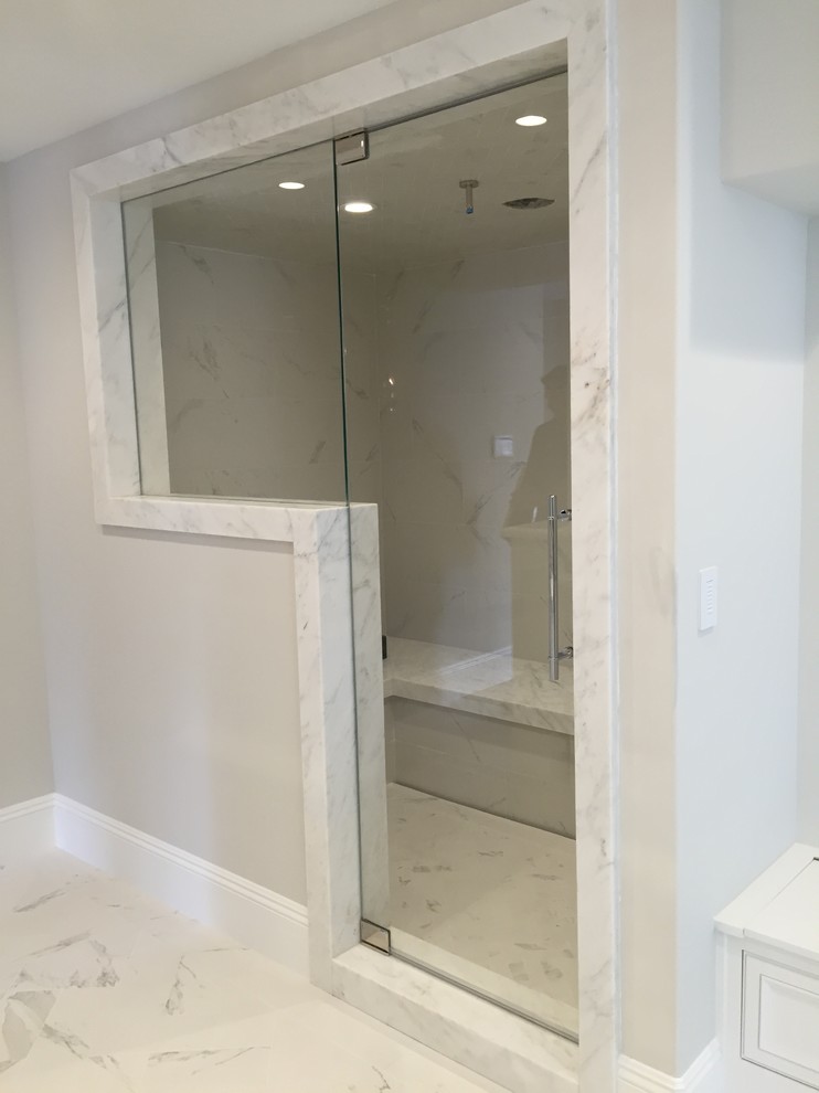 Ejemplo de cuarto de baño contemporáneo pequeño con baldosas y/o azulejos blancos, baldosas y/o azulejos de porcelana, paredes blancas y suelo de mármol