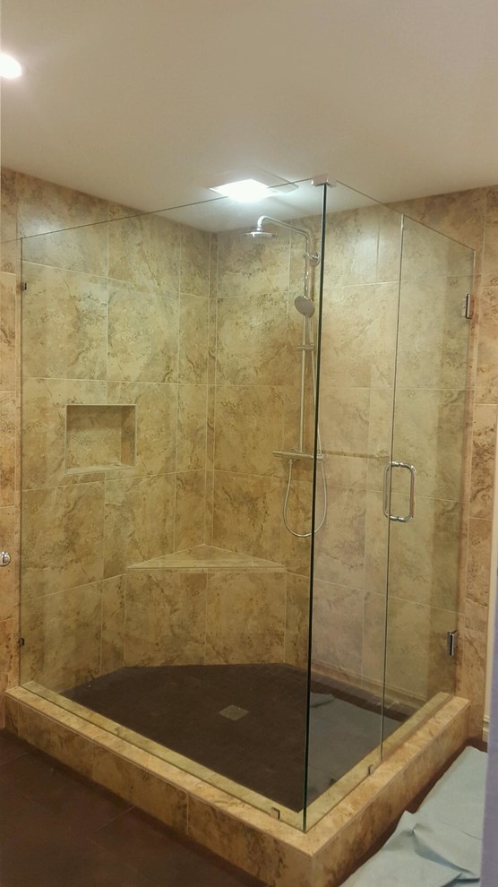 Diseño de cuarto de baño principal contemporáneo con paredes amarillas, suelo de travertino, ducha esquinera y baldosas y/o azulejos de piedra