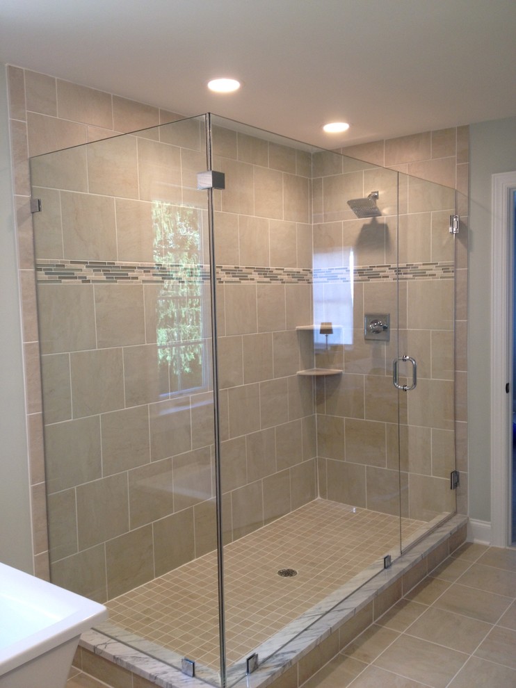 Foto di una stanza da bagno classica con doccia ad angolo, pavimento con piastrelle in ceramica, piastrelle beige e piastrelle in pietra