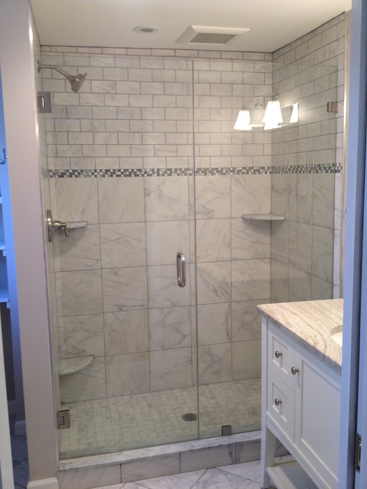 Foto de cuarto de baño tradicional con ducha esquinera y baldosas y/o azulejos blancos