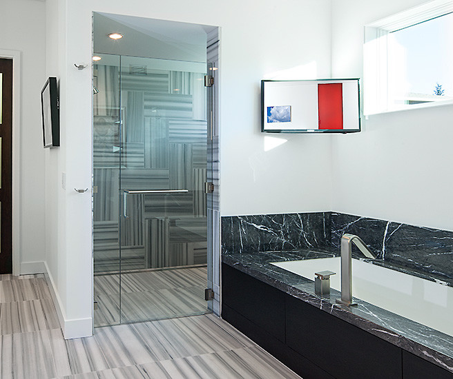 Cette photo montre une salle de bain principale moderne avec des portes de placard noires, une baignoire encastrée, une douche à l'italienne, un carrelage noir et blanc, un carrelage gris, un carrelage blanc, des carreaux de porcelaine, un mur blanc, un sol en carrelage de porcelaine et un plan de toilette en granite.