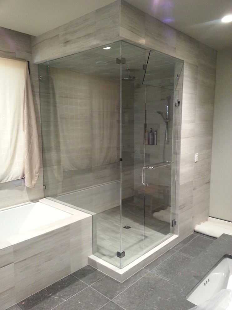 Idéer för stora funkis en-suite badrum, med ett undermonterat badkar, en hörndusch, grå kakel, stenkakel och skiffergolv