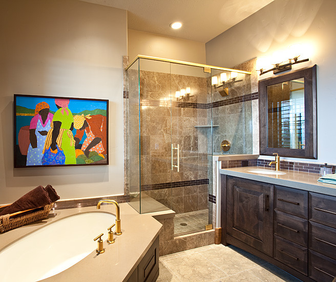 Пример оригинального дизайна: главная ванная комната в классическом стиле с фасадами с выступающей филенкой, темными деревянными фасадами, угловой ванной, душем в нише, бежевой плиткой, коричневой плиткой, каменной плиткой, коричневыми стенами, полом из известняка, врезной раковиной и столешницей из известняка