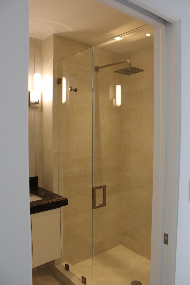 Пример оригинального дизайна: ванная комната в стиле неоклассика (современная классика) с душевой кабиной