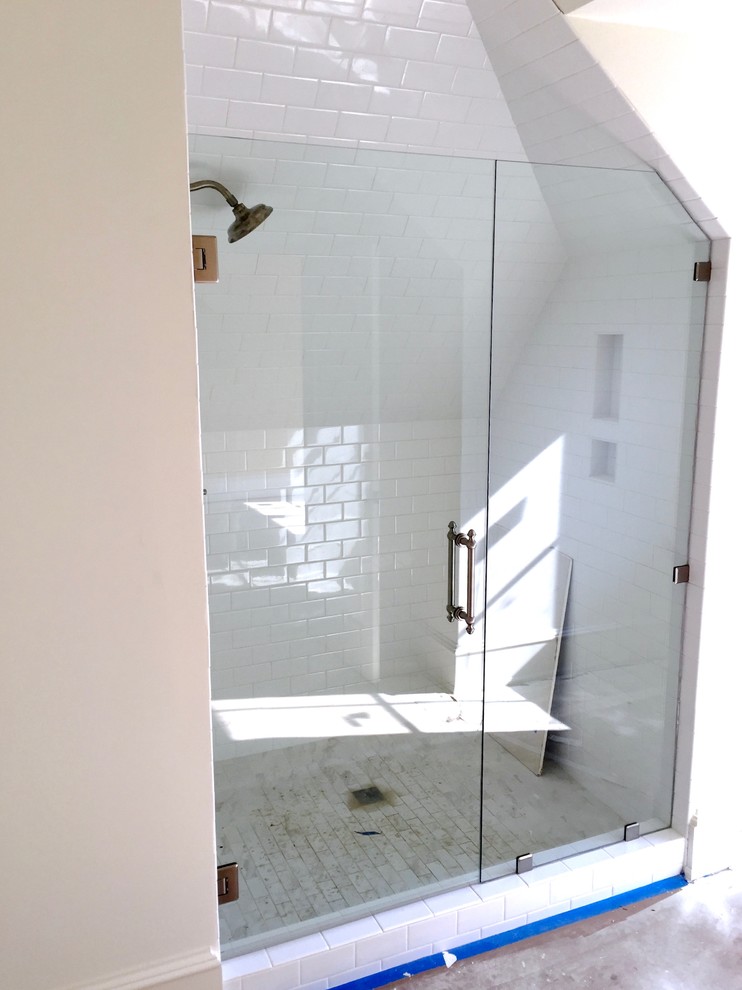 Ejemplo de cuarto de baño clásico de tamaño medio con aseo y ducha