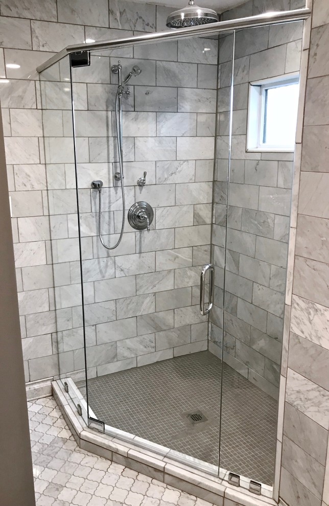 Exemple d'une salle de bain principale chic de taille moyenne avec une douche d'angle et une cabine de douche à porte battante.