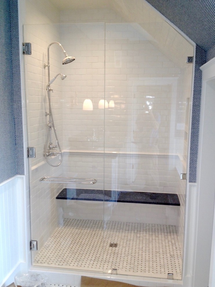 Inredning av ett klassiskt mellanstort badrum med dusch, med dusch med gångjärnsdörr
