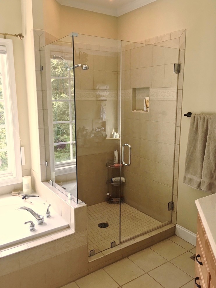 Foto de cuarto de baño principal clásico renovado de tamaño medio con ducha esquinera y ducha con puerta con bisagras
