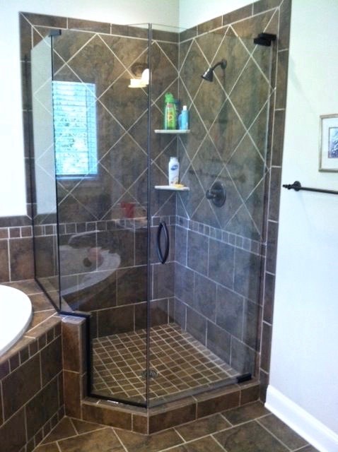 Modelo de cuarto de baño principal clásico renovado de tamaño medio con ducha con puerta con bisagras y ducha esquinera