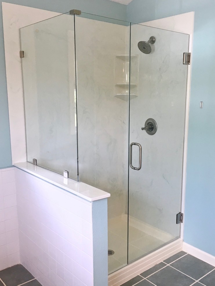 Foto de cuarto de baño tradicional renovado pequeño con ducha empotrada, paredes azules, aseo y ducha, suelo gris y ducha con puerta con bisagras