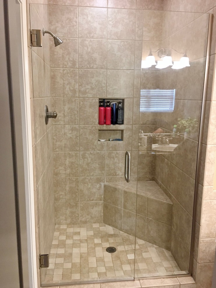 Foto de cuarto de baño clásico pequeño con baldosas y/o azulejos beige, baldosas y/o azulejos de cerámica y aseo y ducha