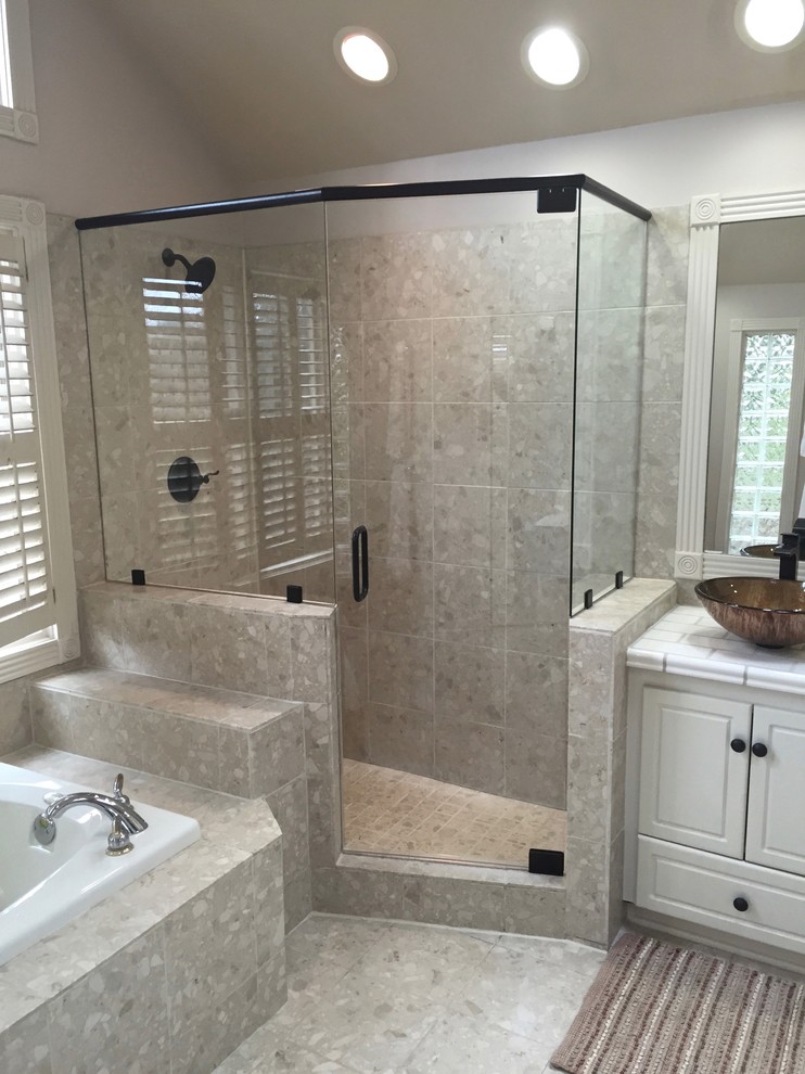 Foto de cuarto de baño principal tradicional renovado de tamaño medio con ducha esquinera y ducha con puerta con bisagras