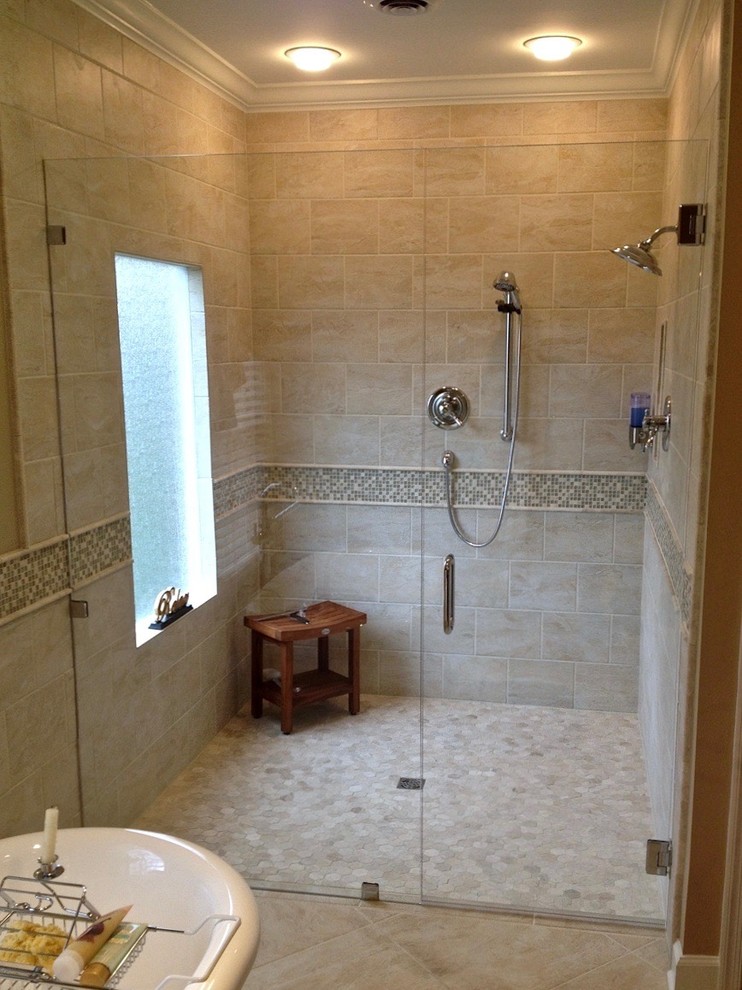 Ispirazione per una stanza da bagno padronale chic di medie dimensioni con doccia a filo pavimento, porta doccia a battente, piastrelle grigie, piastrelle in ceramica e pareti grigie