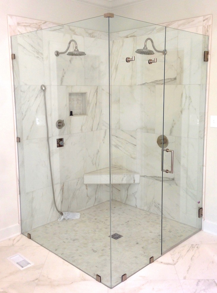Свежая идея для дизайна: большая главная ванная комната в стиле неоклассика (современная классика) с душем без бортиков и душем с распашными дверями - отличное фото интерьера
