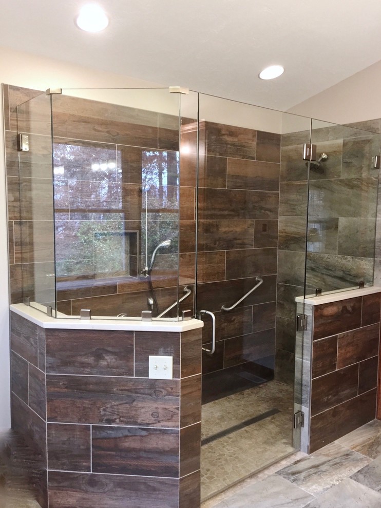 Esempio di una grande stanza da bagno padronale tradizionale con doccia a filo pavimento, porta doccia a battente, piastrelle marroni e piastrelle in ceramica