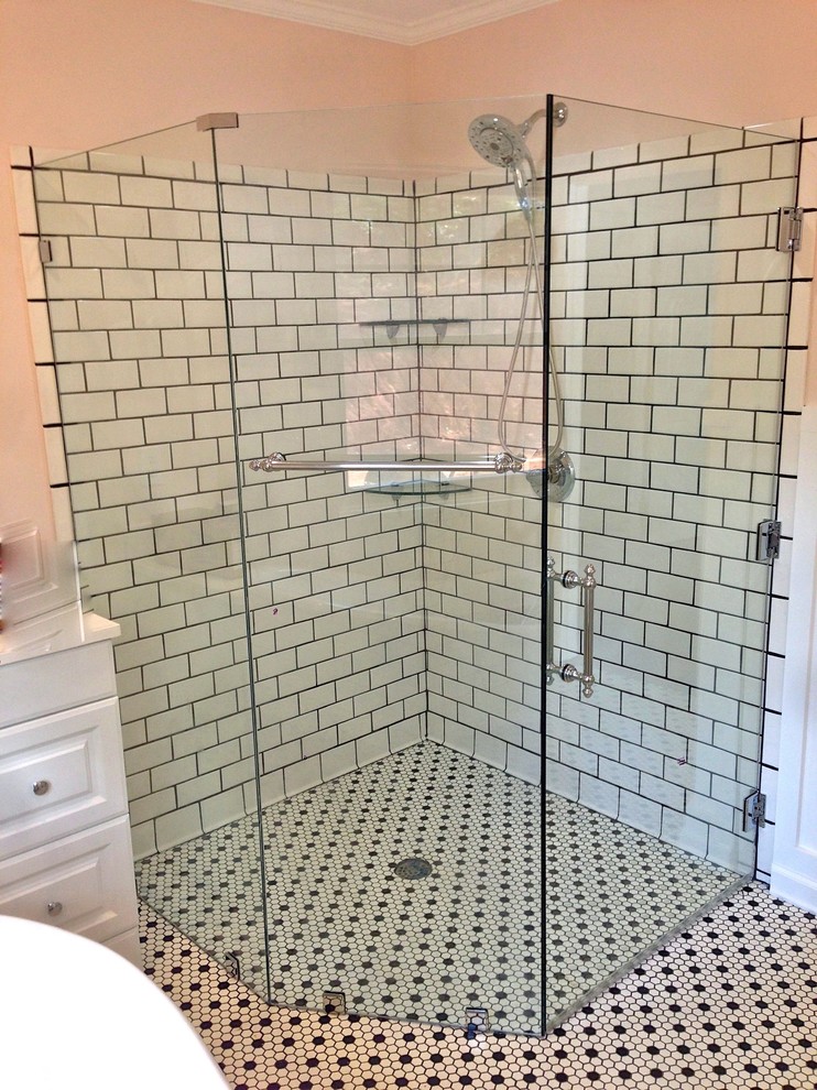 Foto di una grande stanza da bagno padronale design con doccia a filo pavimento, porta doccia a battente, piastrelle bianche, piastrelle diamantate e pavimento con piastrelle in ceramica