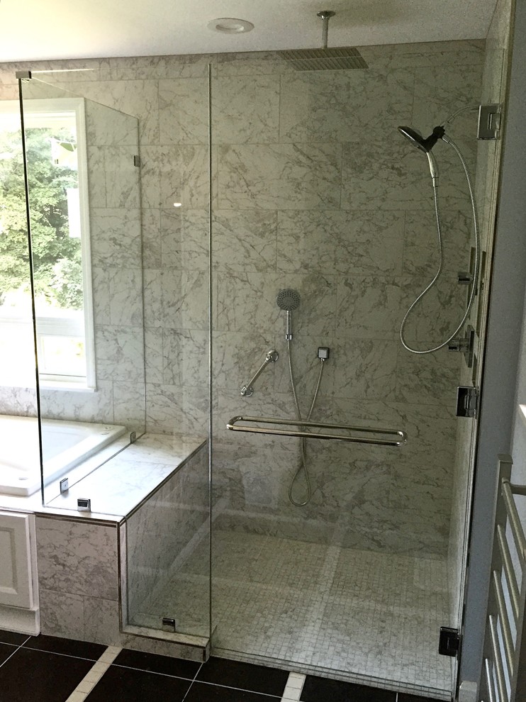 Diseño de cuarto de baño principal clásico renovado grande con ducha a ras de suelo y ducha con puerta con bisagras