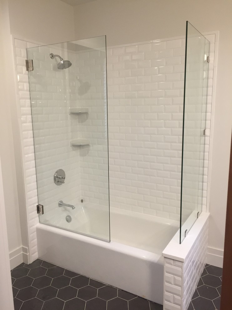 Idées déco pour une salle de bain contemporaine de taille moyenne avec un carrelage blanc, un carrelage métro, un sol en carrelage de céramique, un sol marron et une cabine de douche à porte battante.