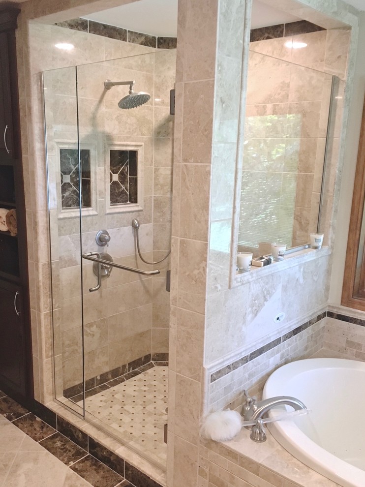 На фото: главная ванная комната среднего размера в стиле неоклассика (современная классика) с накладной ванной, душем в нише, полом из керамической плитки, бежевым полом и открытым душем