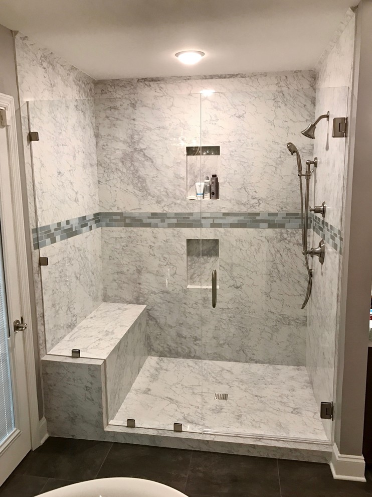 Пример оригинального дизайна: главная ванная комната среднего размера в стиле неоклассика (современная классика) с душем в нише и душем с распашными дверями