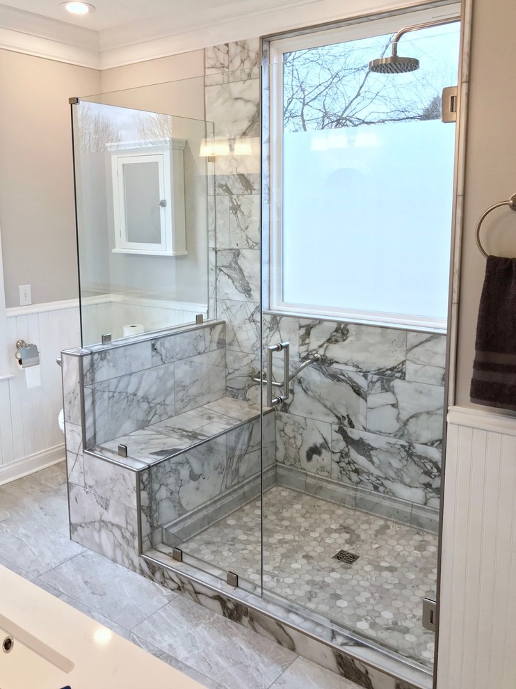 Пример оригинального дизайна: главная ванная комната среднего размера в стиле неоклассика (современная классика) с накладной ванной, душем в нише и душем с распашными дверями