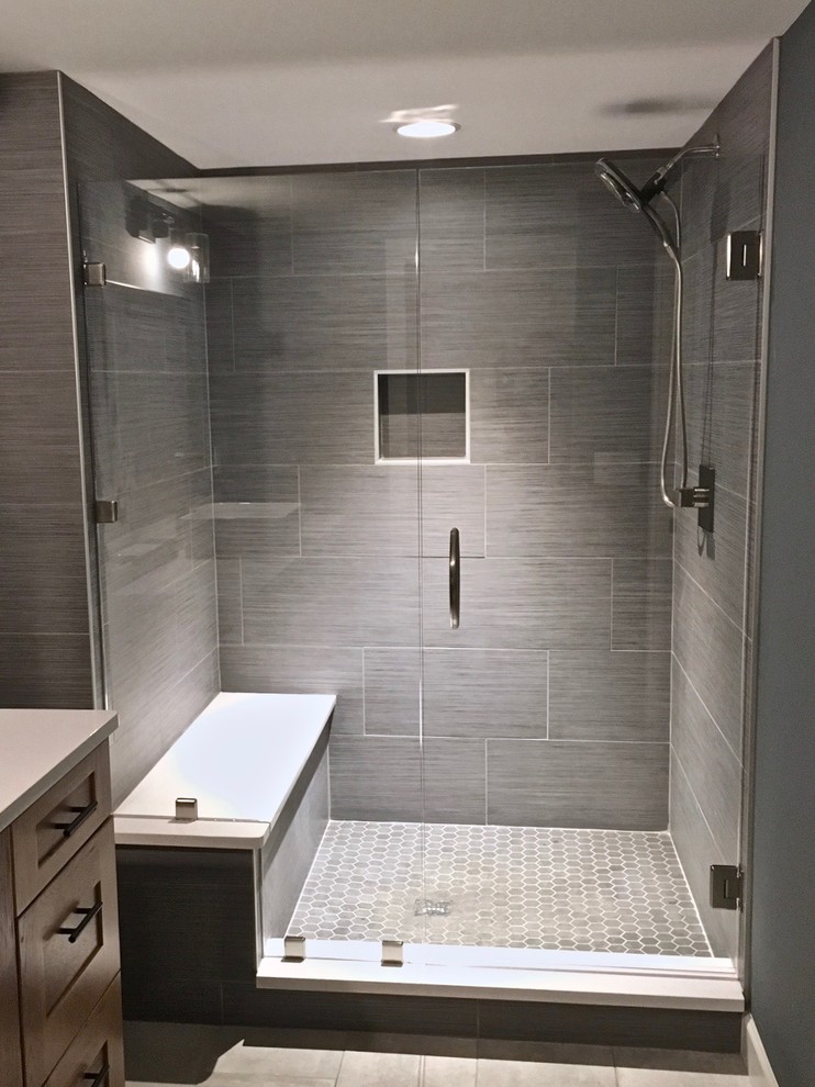 Esempio di una stanza da bagno con doccia tradizionale di medie dimensioni con doccia alcova, piastrelle grigie e porta doccia a battente