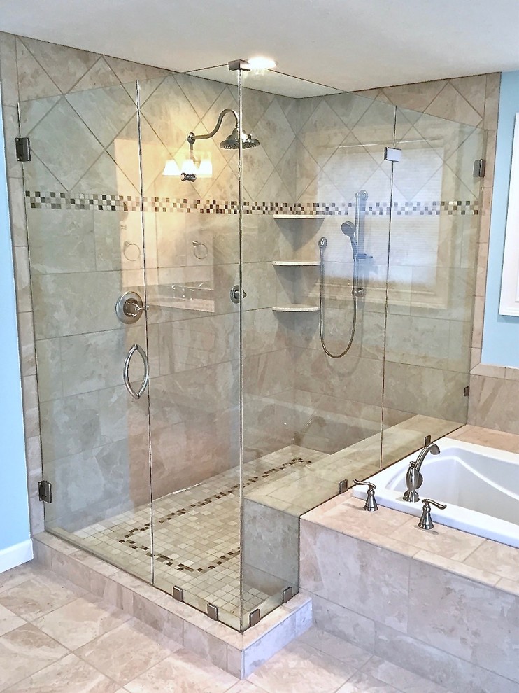 Idee per una grande stanza da bagno padronale classica con vasca da incasso e porta doccia a battente