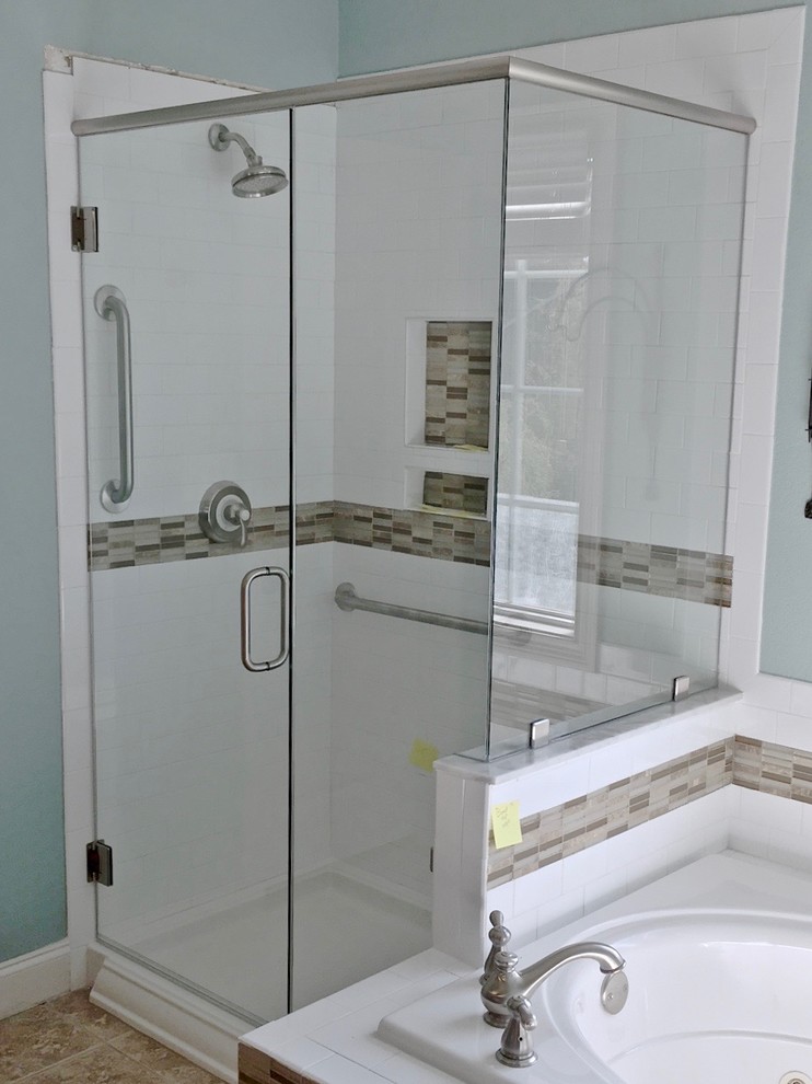 Ispirazione per una stanza da bagno padronale chic di medie dimensioni con vasca da incasso, doccia alcova e porta doccia a battente