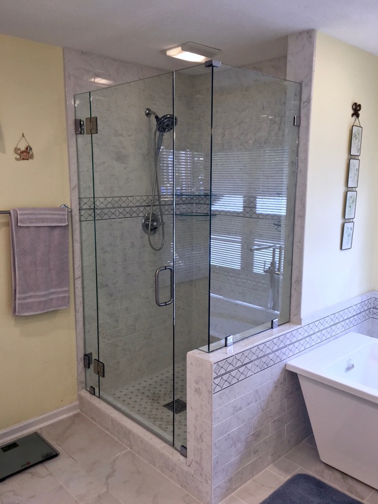 Foto de cuarto de baño clásico renovado de tamaño medio con bañera exenta, ducha empotrada y ducha con puerta con bisagras